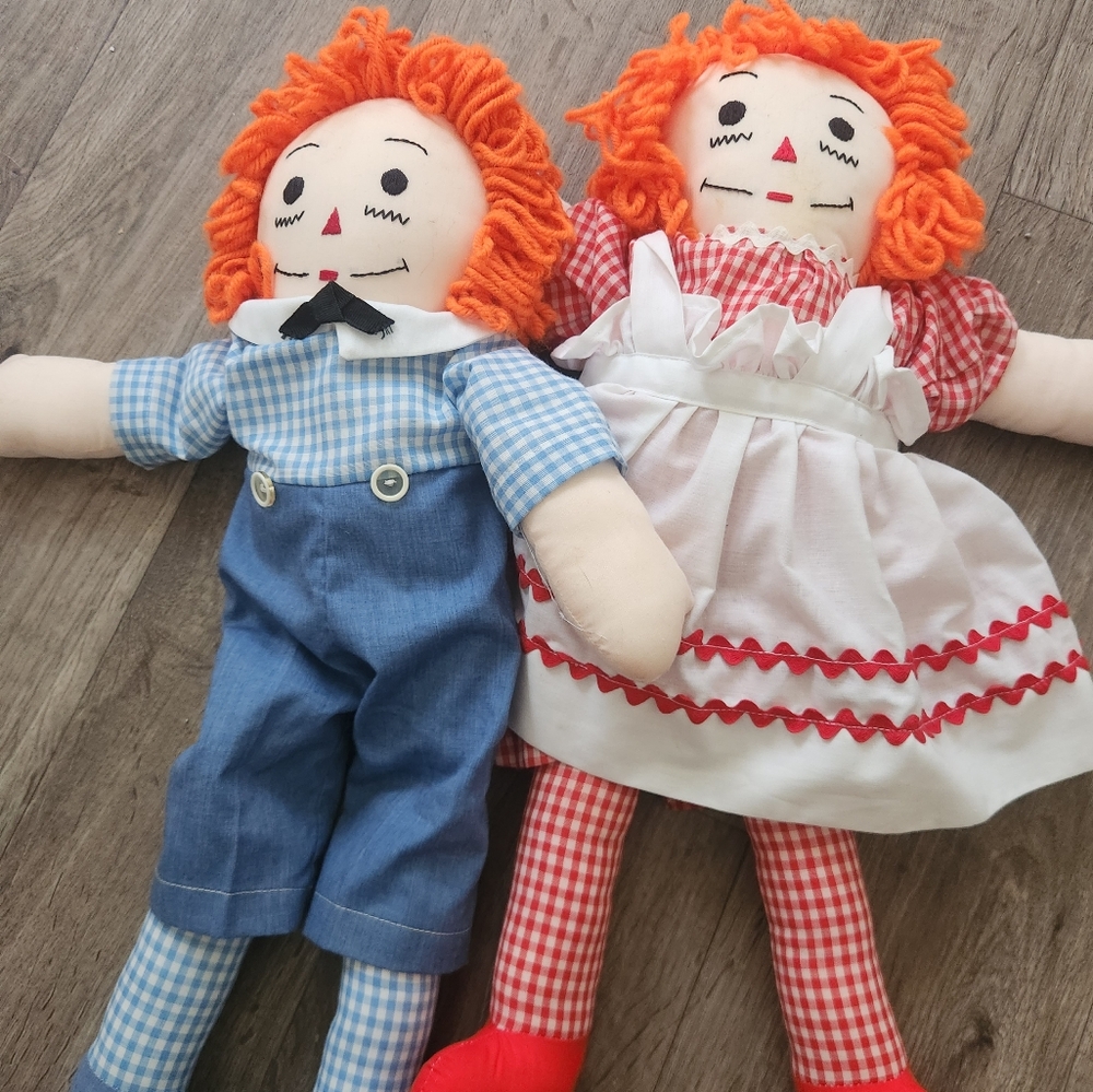 Raggedy Ann and Andy dolls